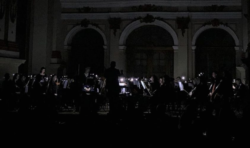 "Включили романтику": во Львове во время концерта исчез свет, но музыканты продолжили играть