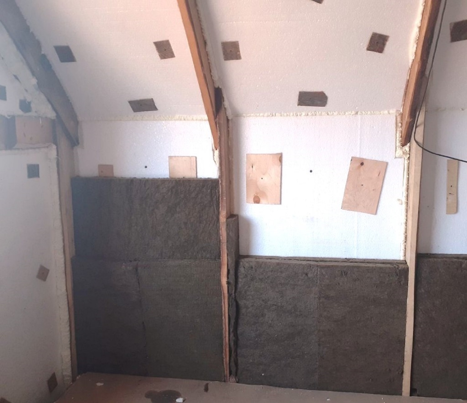 Вартість утеплення будинку 2025. Скільки коштує пінополістирол, інші матеріали і робота