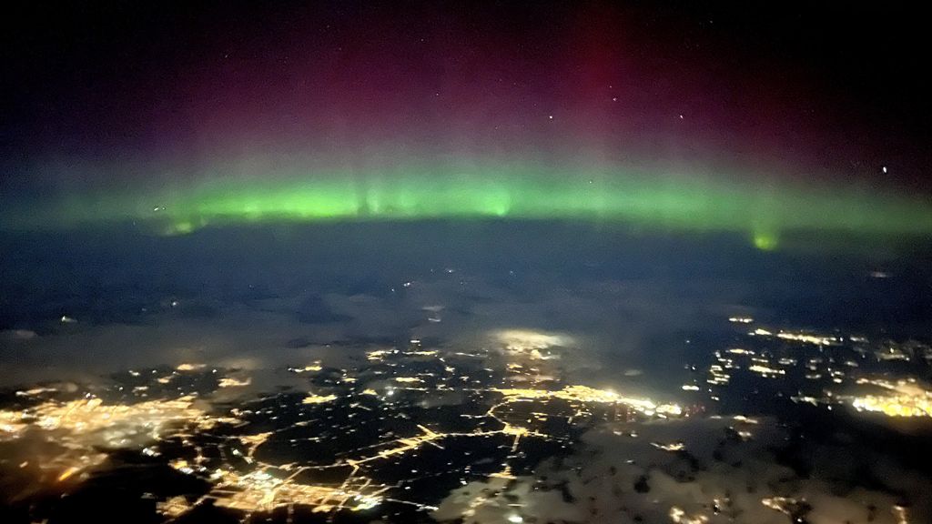 Різнокольорове небо: фотографи зафіксували унікальне північне сяйво