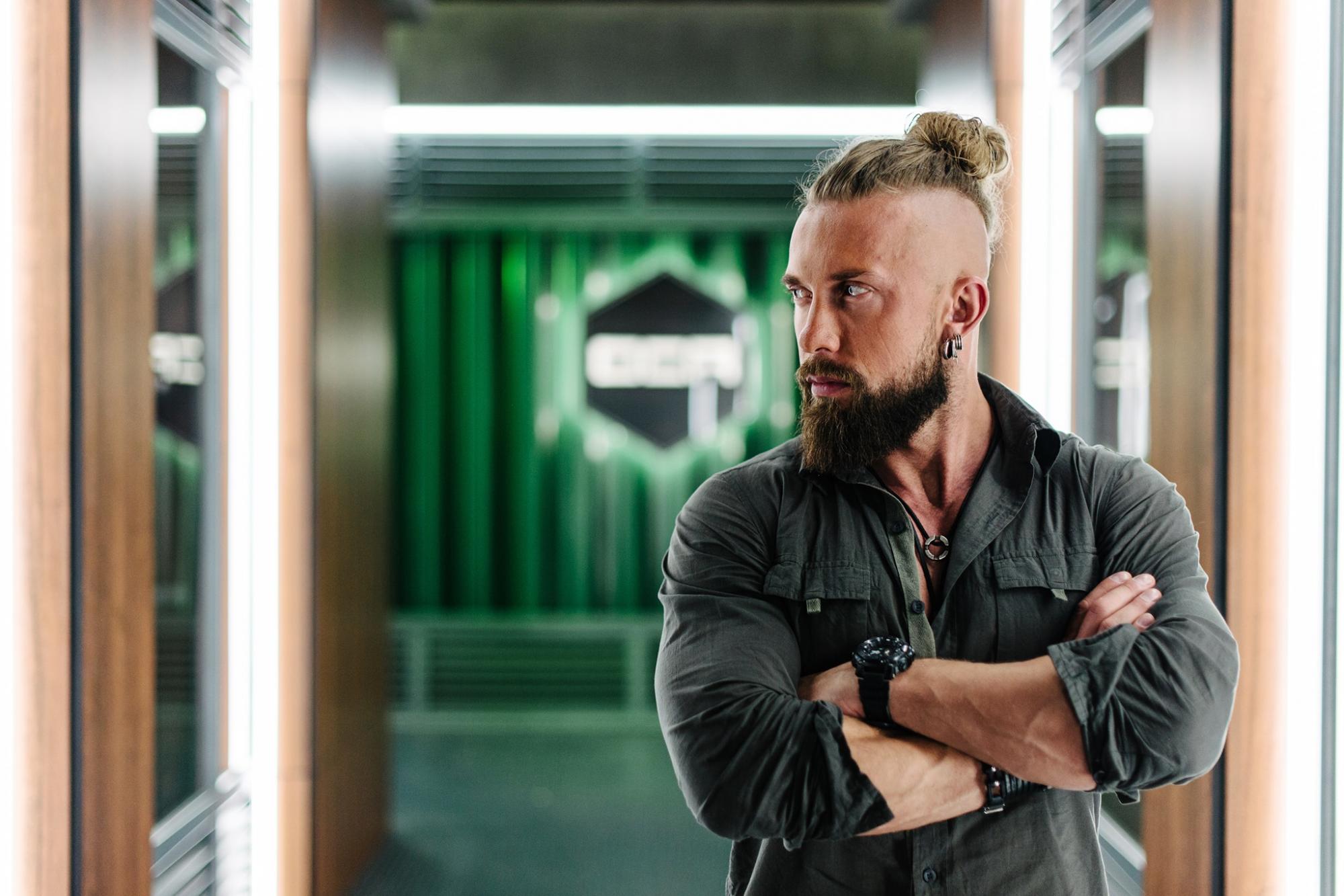 Мистер Страйк стал настоящим ангелом-спасителем для животных под Киевом: что о нем известно