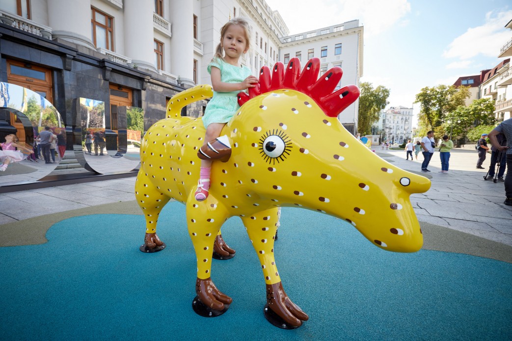 По мотивам известной художницы: возле ОП открыли современную арт-площадку с причудливыми фигурами (фото)