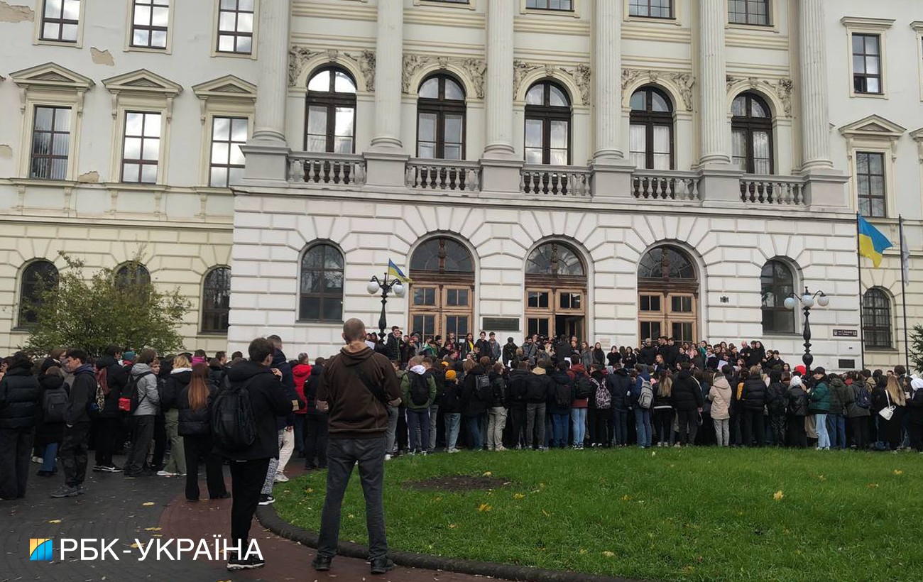 "Освіта без комуністів". У Львові великий мітинг проти Фаріон, тисячі студентів вийшли на вулицю