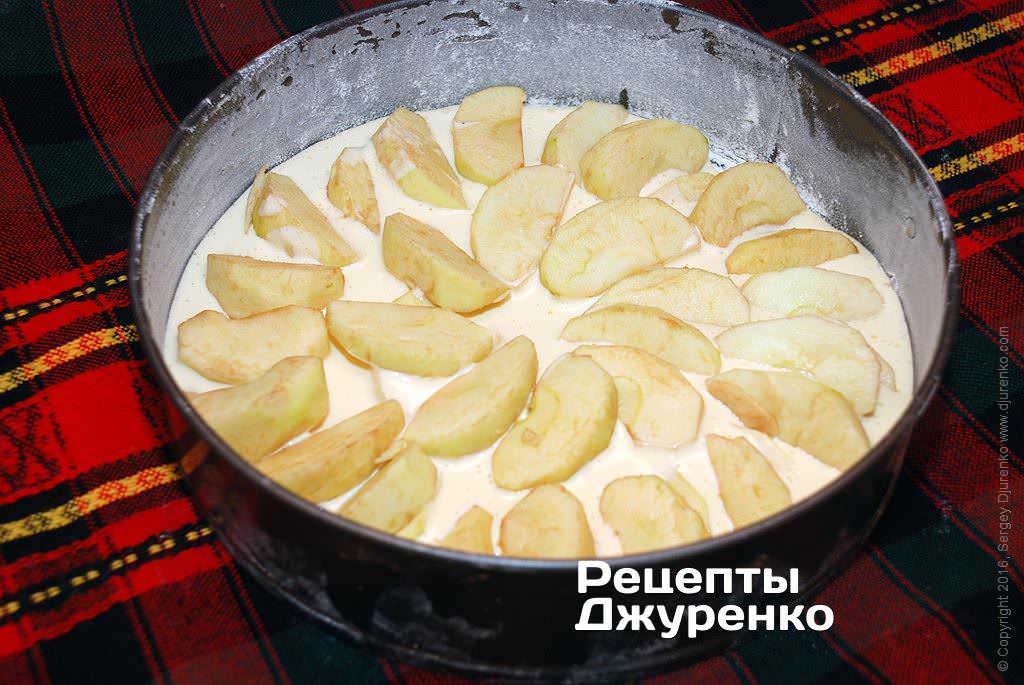 Кулинар поделился "быстрым" рецептом шарлотки с яблоками: справится даже начинающий!