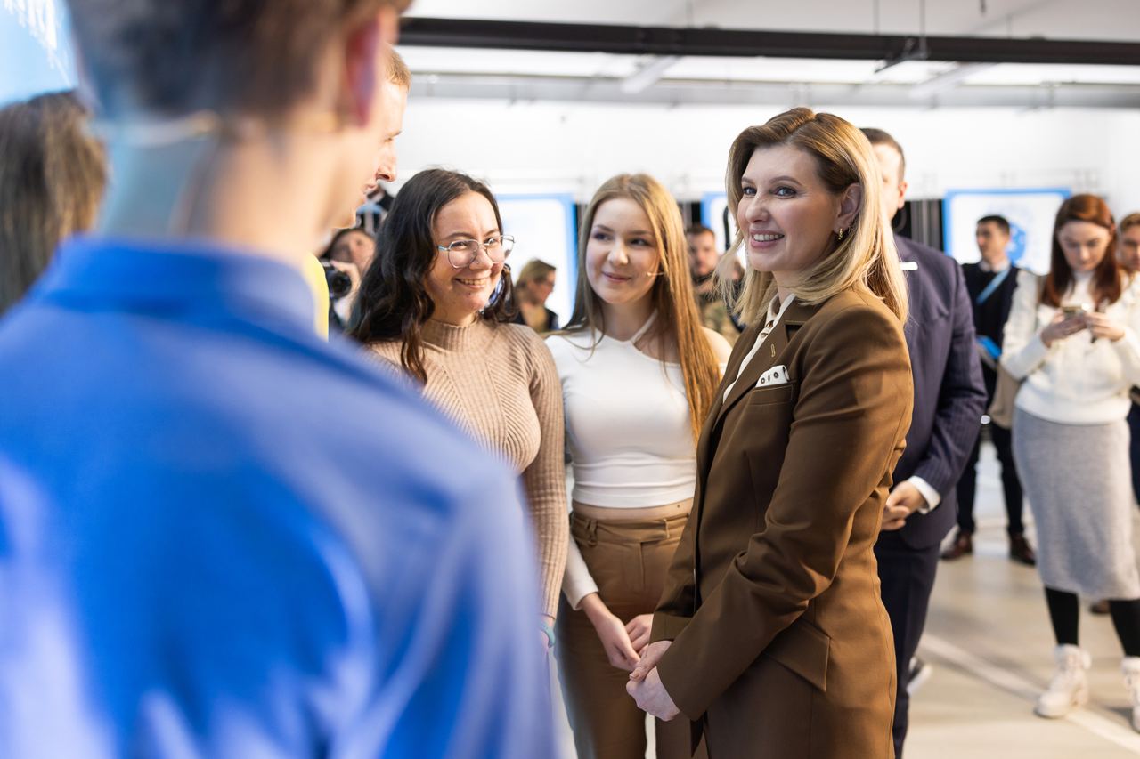 Зеленская в лаконичном костюме рассказала о важности роста детей в полноценной семье