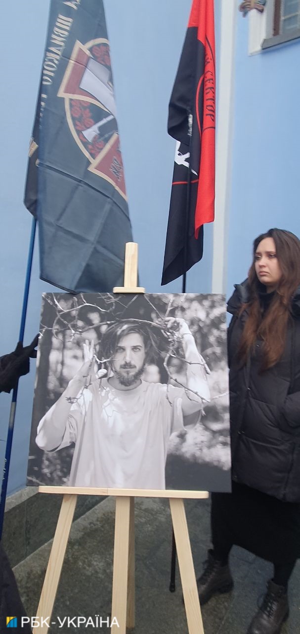 У Києві прощаються з загиблим поетом Максимом Кривцовим: щемливі фото