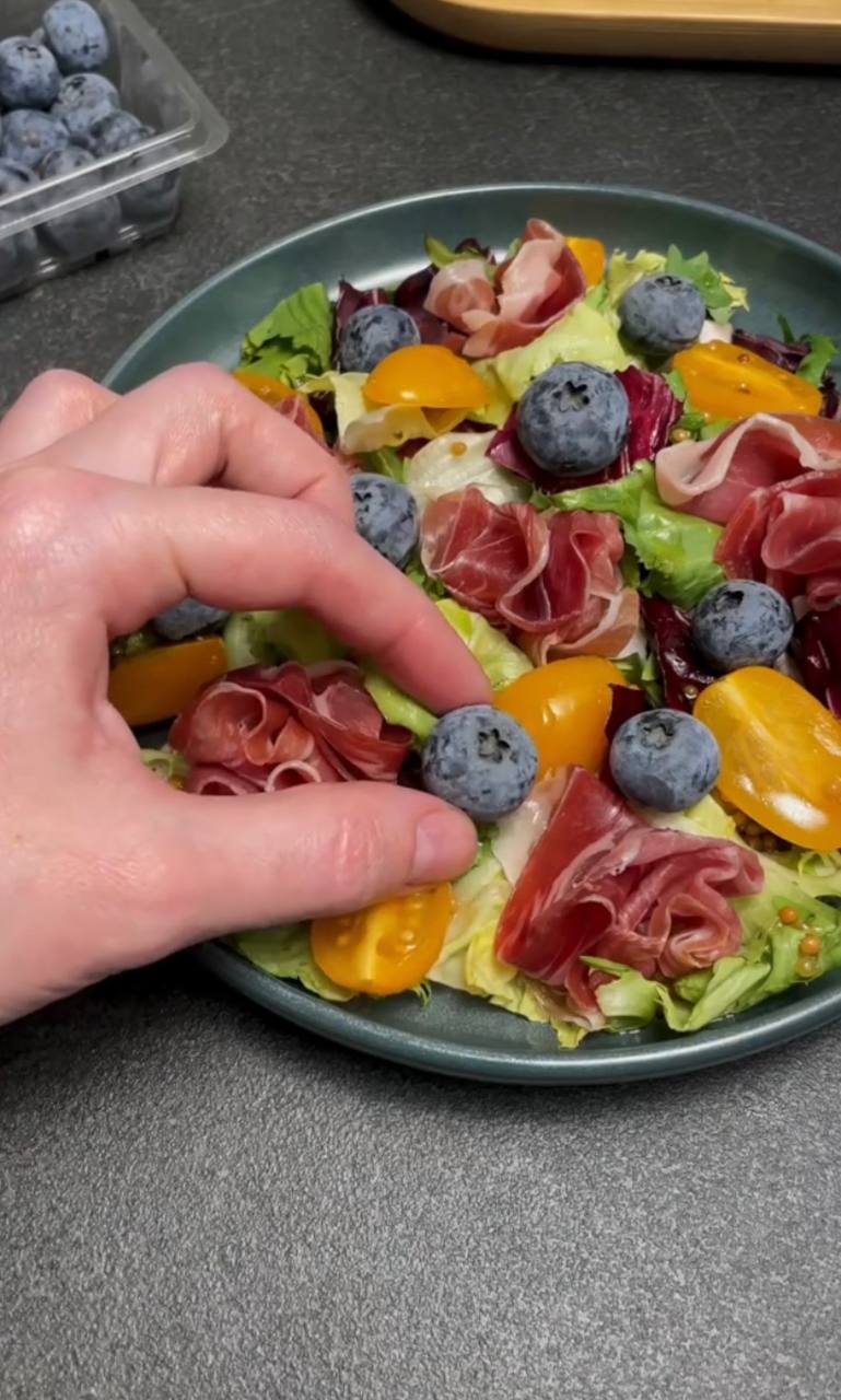 Вишуканий салат з хамоном та лохиною: виходить не гірше за ресторанний