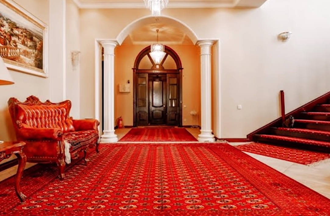 Безвкусица и претенциозность: в Киеве показали дома за миллионы долларов со спорным дизайном (фото)