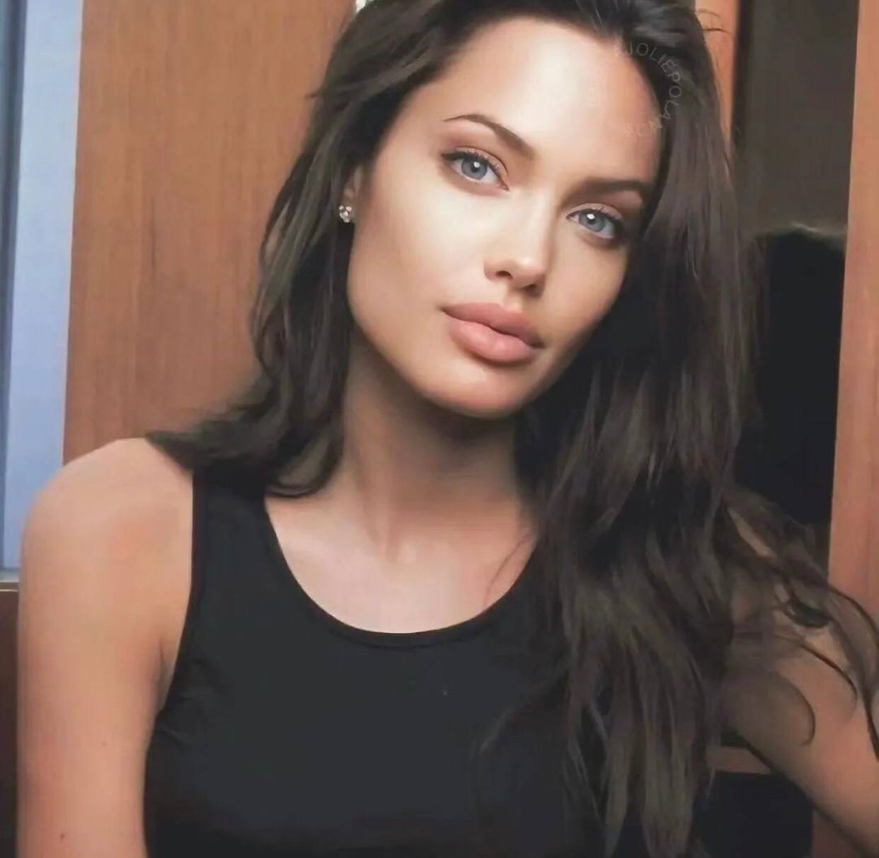 Штучний інтелект показав, як може виглядати еталон краси Анджеліна Джолі