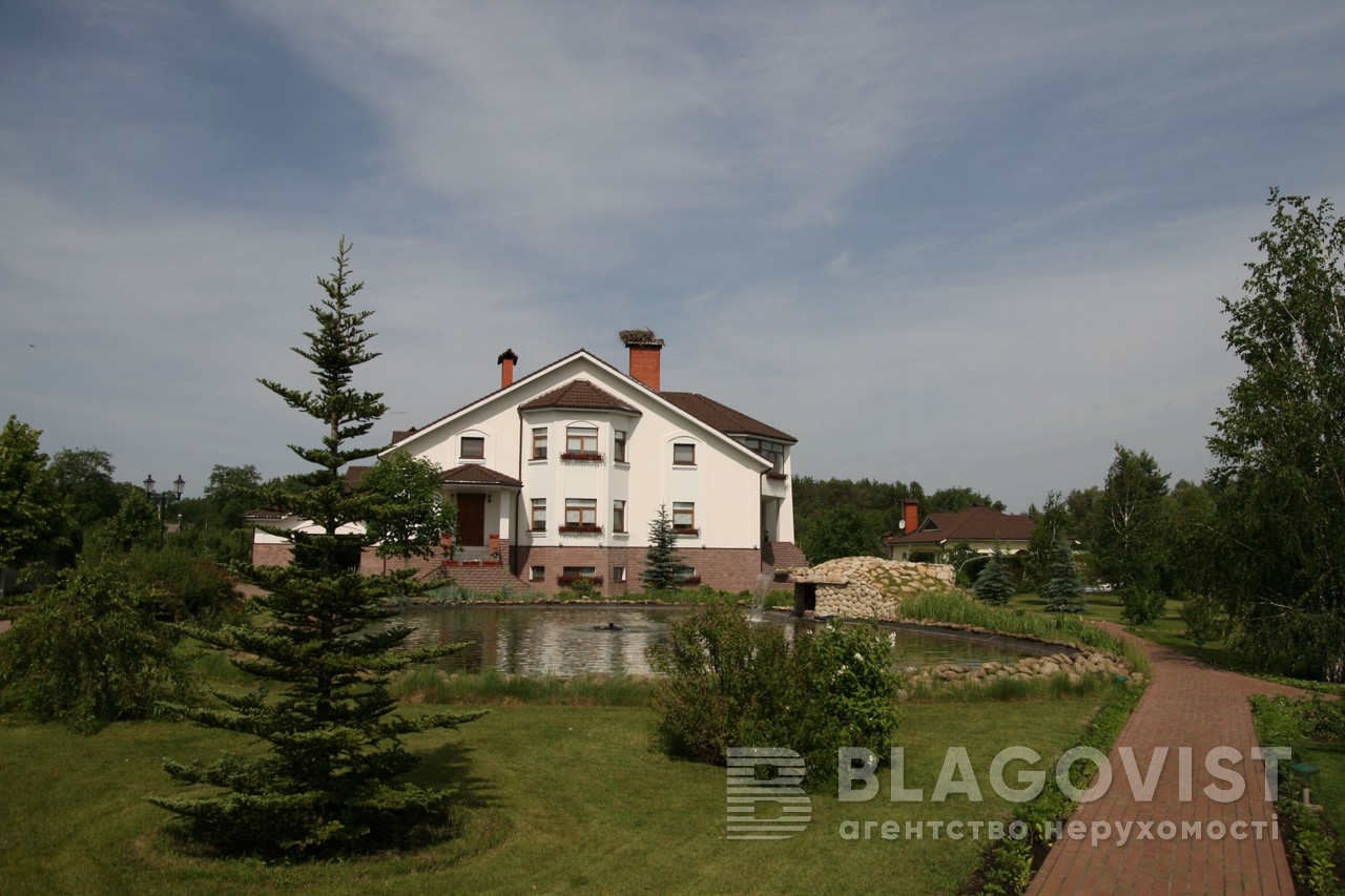Под Киевом продают элитный особняк с местом для теннисного корта и вертолетной площадки (фото)