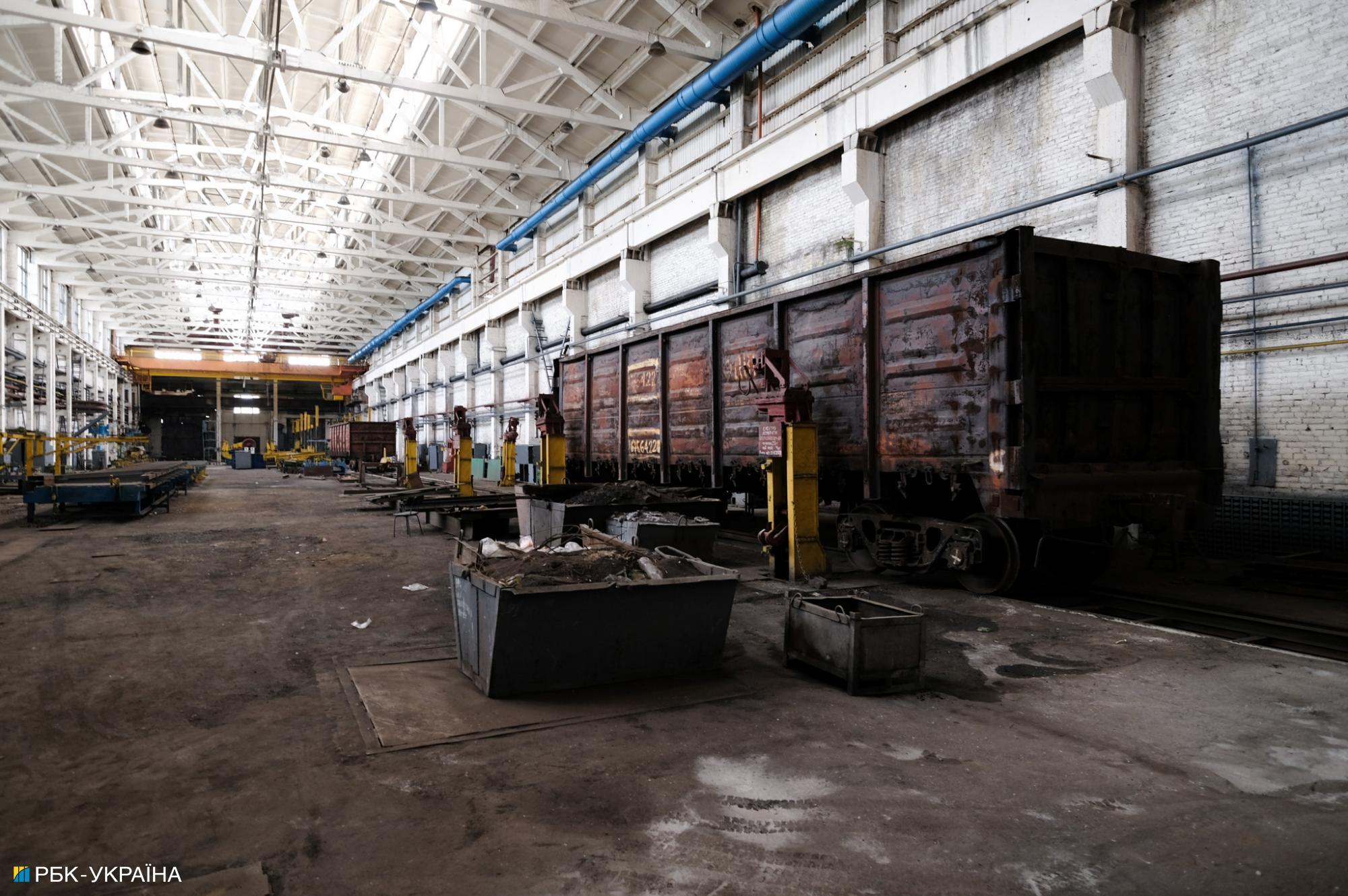 Ранковий удар по Києву. Фоторепортаж з обстріляного ДВРЗ