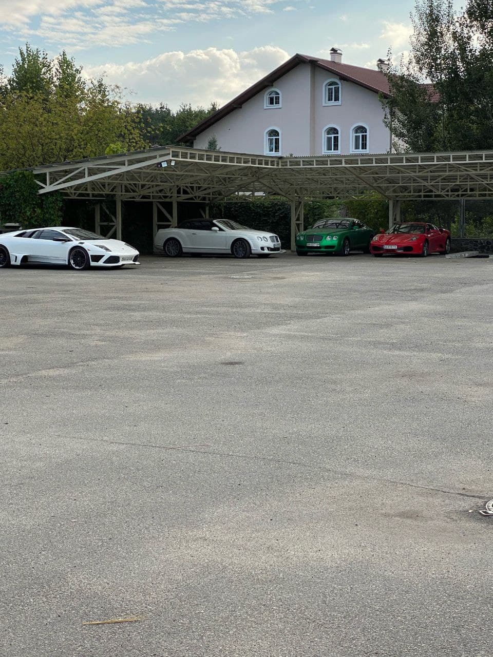 Як у Монако: під Києвом знайшли парковку з елітними авто (фото і відео)