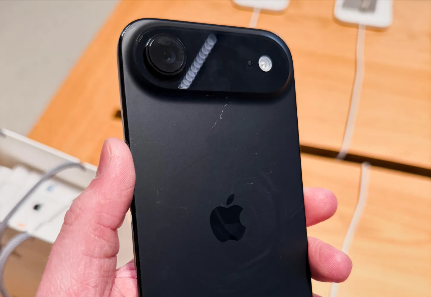 Apple запропонувала незвичайний спосіб прибрати подряпини з iPhone 17: допоможе бюджетний засіб