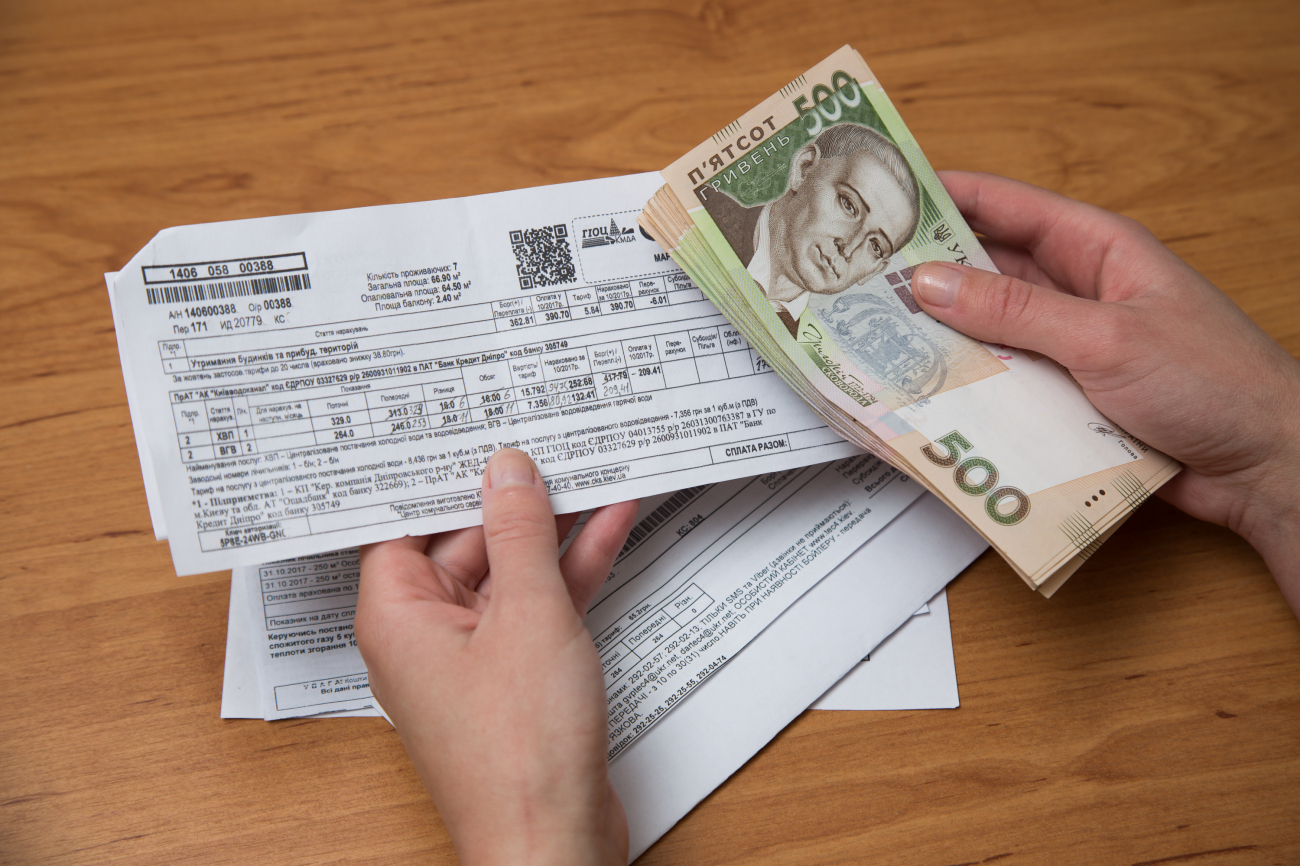 Платим по счетам. В Украине снова разрешили отключать свет, газ и воду за долги: как это работает