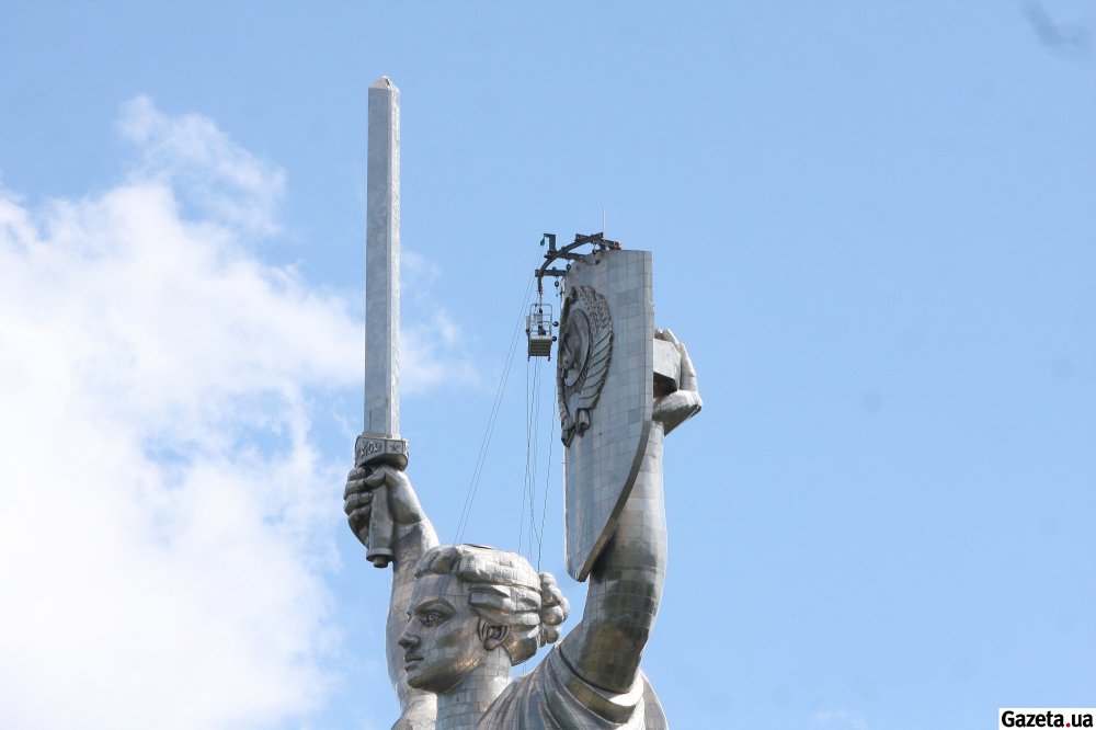Мешканцям Києва показали, як змінюють герб СРСР на монументі "Батьківщина-мати": фото з місця подій