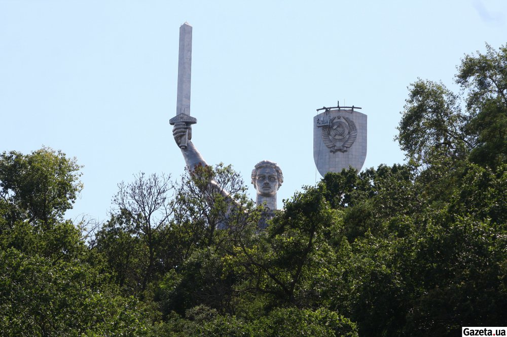 Мешканцям Києва показали, як змінюють герб СРСР на монументі "Батьківщина-мати": фото з місця подій