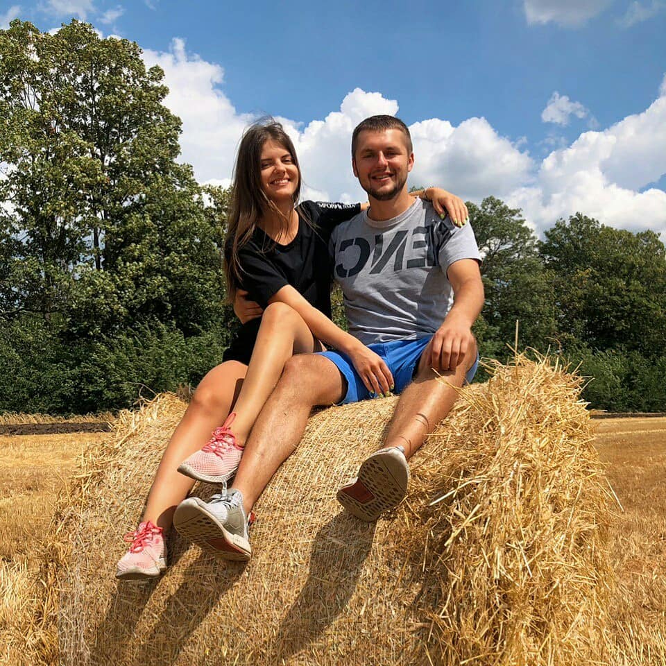 Футбольный комментатор в прямом эфире сделал предложение журналистке: видео