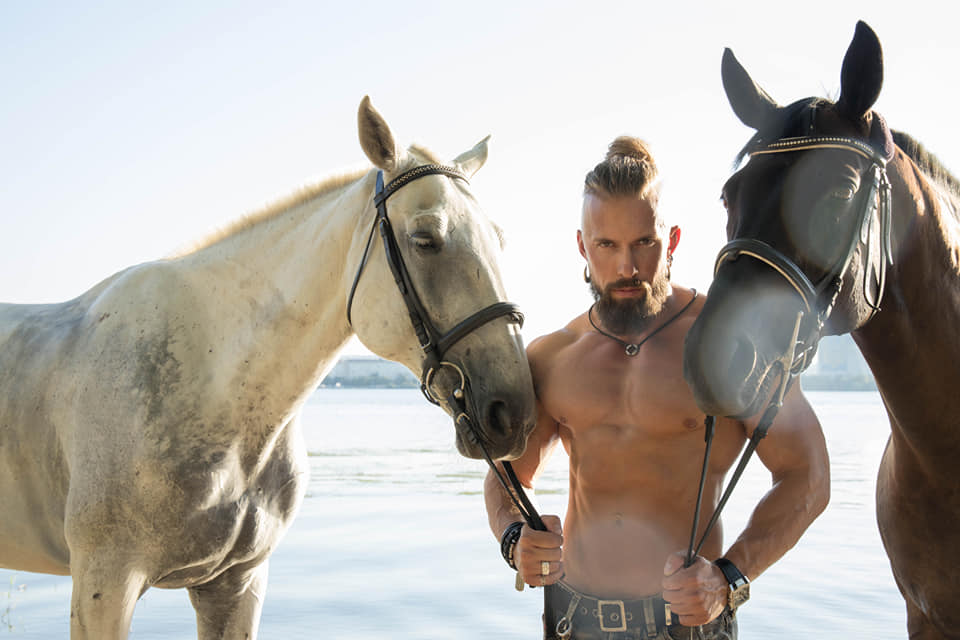 Мистер Страйк стал настоящим ангелом-спасителем для животных под Киевом: что о нем известно