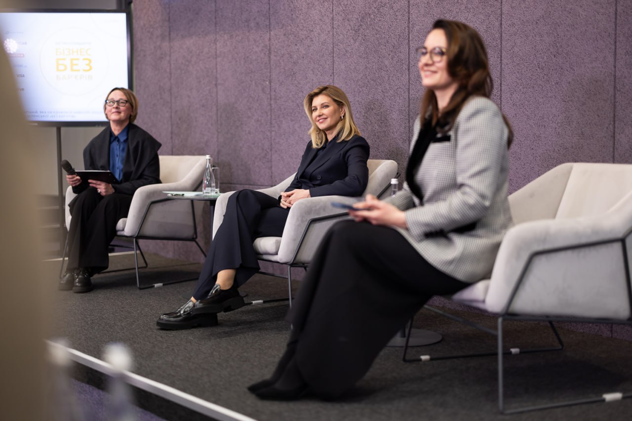 Вся в черном, но с улыбкой: Елена Зеленская взволновала новым образом (фото)