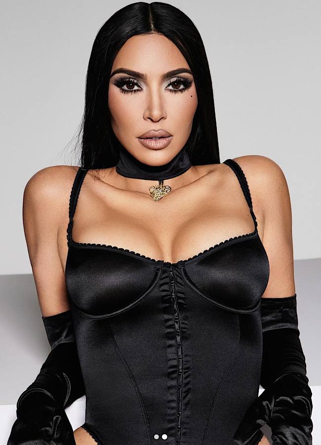 Кім Кардашьян в атласному чорному боді показала крихітну талію