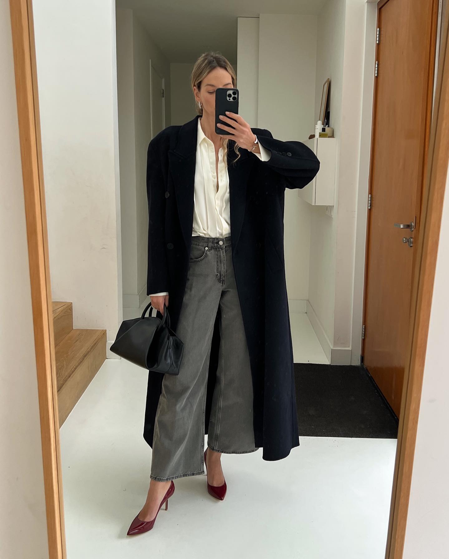 Сірий - не означає нудний: блогерка показала, з чим носити трендові джинси