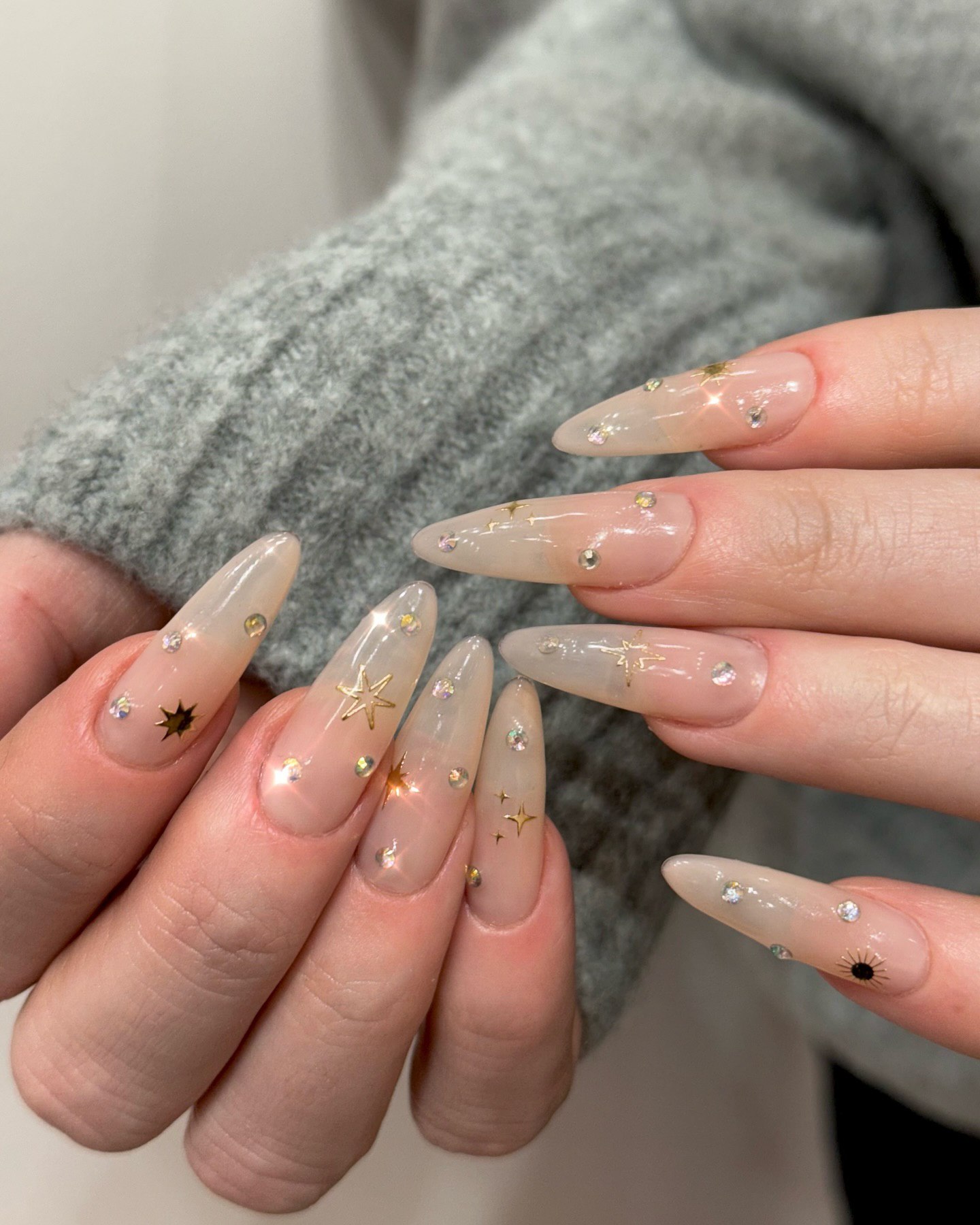 Блискучі нігті та складні візерунки: головні тренди манікюру на зиму 2025 року