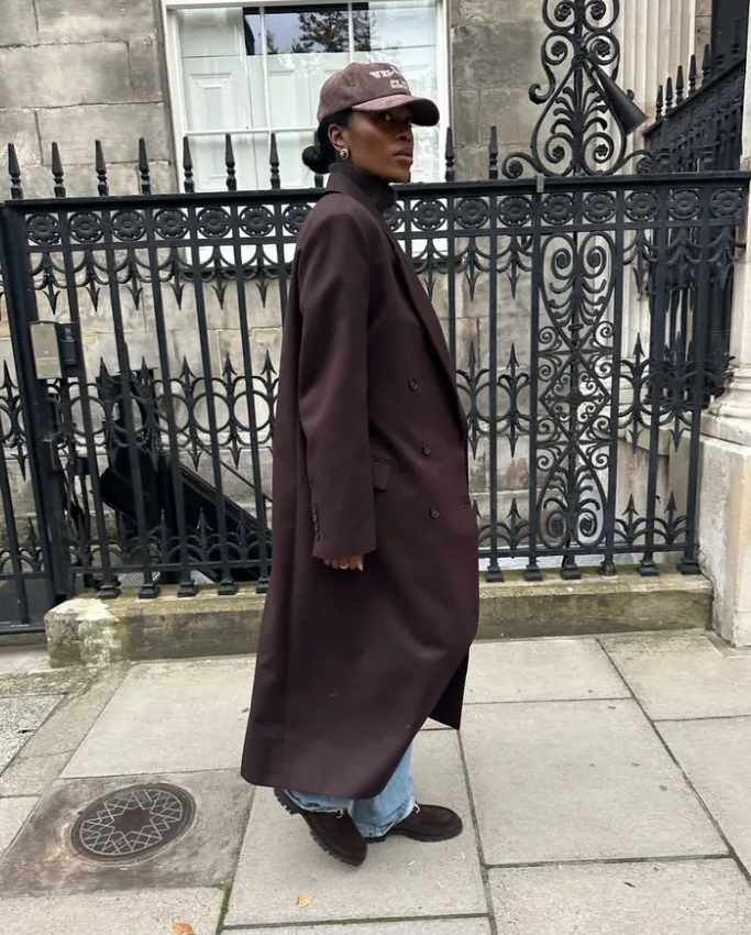 Трикотажний костюм та пальто з шарфом: модні блогери показали головні тренди на зиму 2025