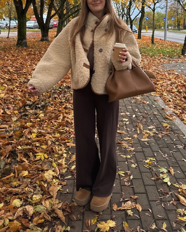 Хутро "баранчик" знову в моді: як його носити взимку 2025-2026