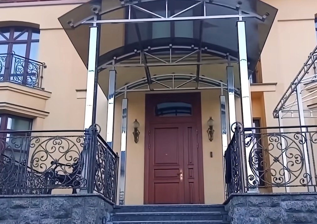 Безвкусица и претенциозность: в Киеве показали дома за миллионы долларов со спорным дизайном (фото)