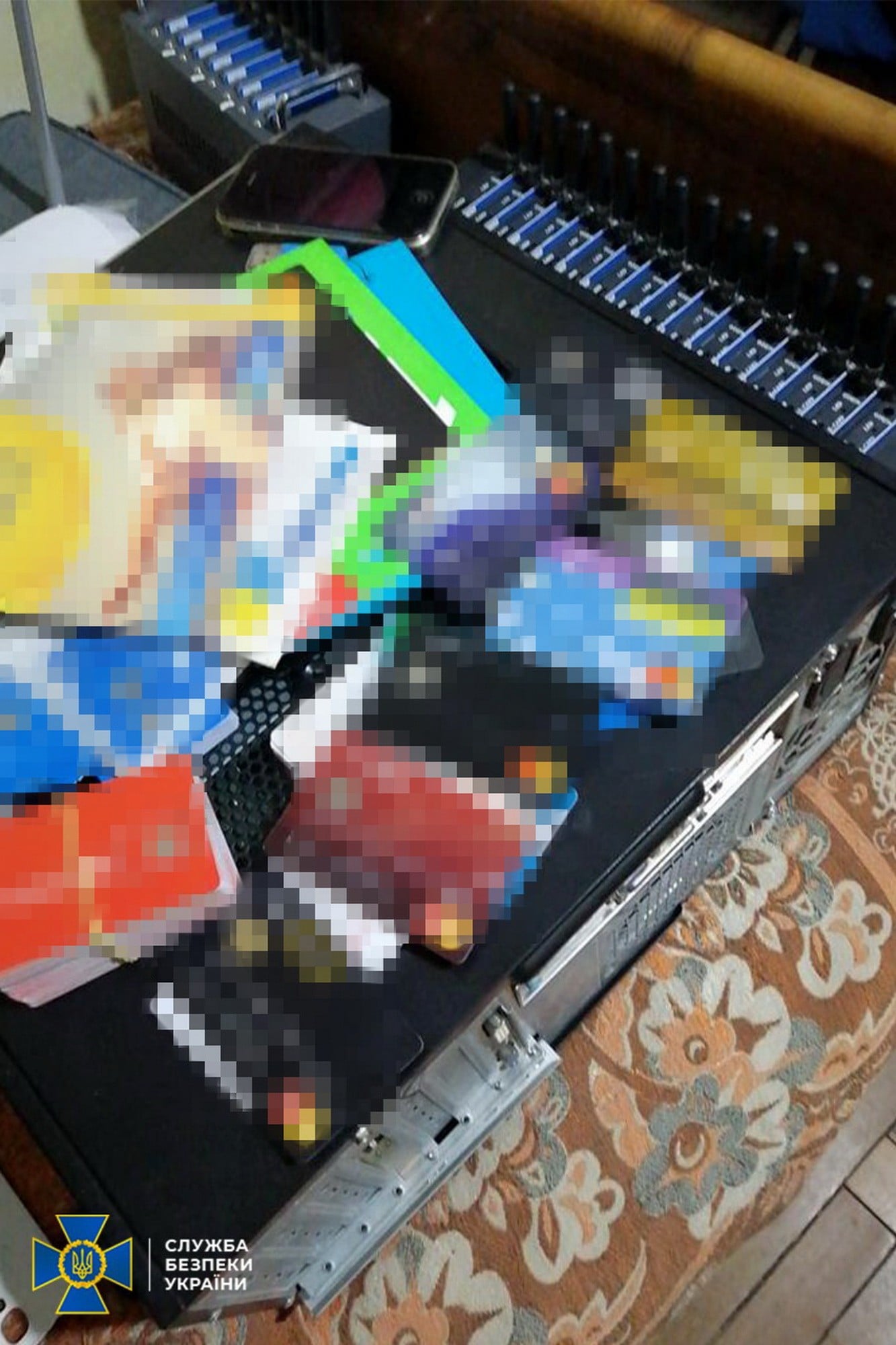 Распространяли фейки и "минировали" объекты: во Львове ликвидировали две ботофермы