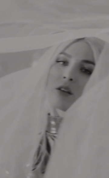 "Забудь, що ти українка": MARUV, яка мовчить про війну, вперше показалася фанатам