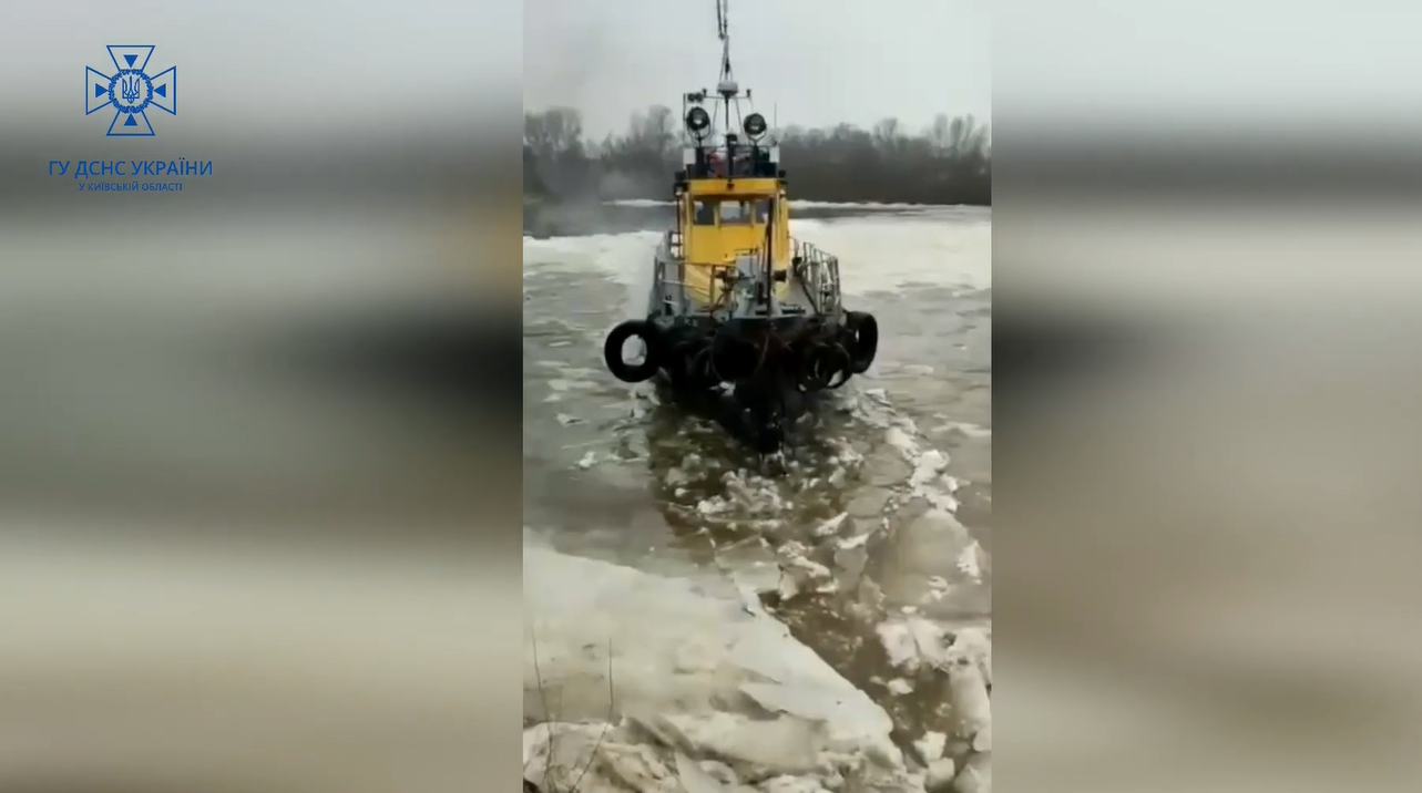 Українські рятувальники показали, як борються із "крижаними заторами": вражаюче відео