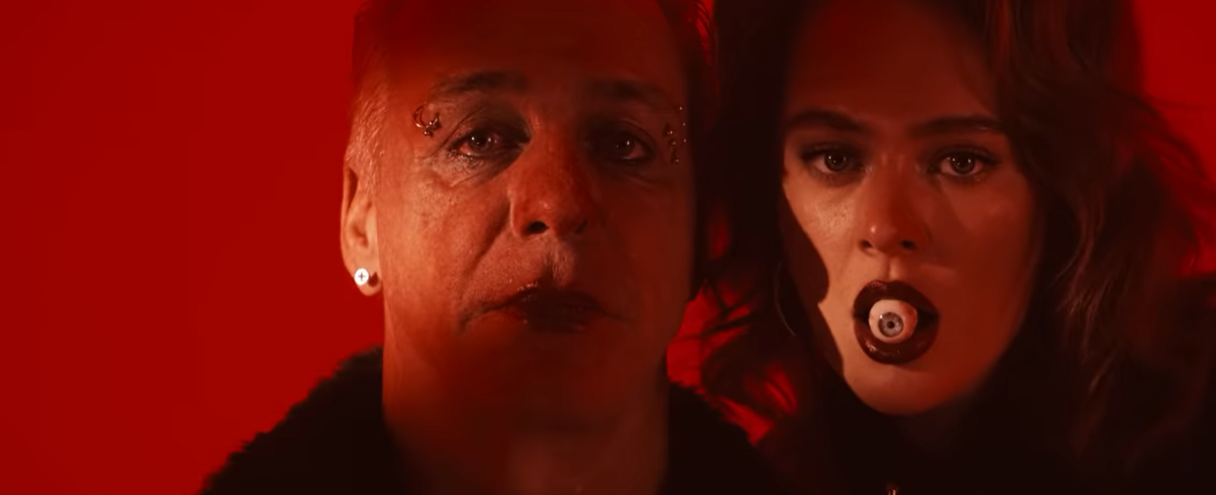 Солист Rammstein, который ранее поддержал Украину, выпустил клип, снятый с россиянами в Москве