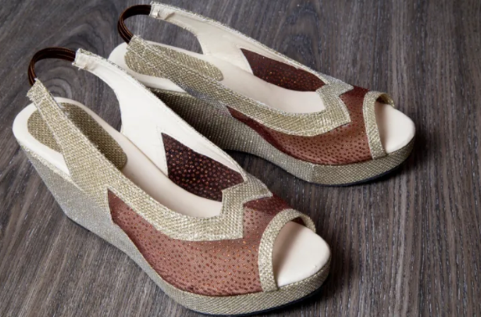 Стиліст показала 5 пар жіночого взуття, яке вийшло з моди та старить