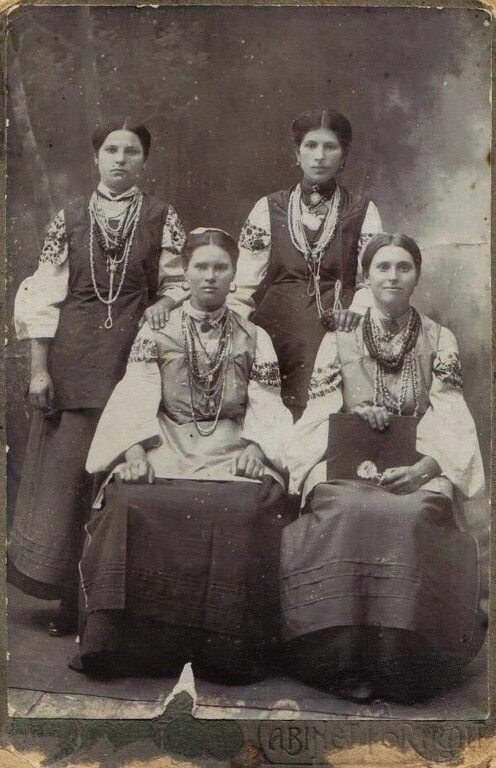 Смотрите, как выглядели украинки 100 лет назад и сравните их с россиянками (фото)