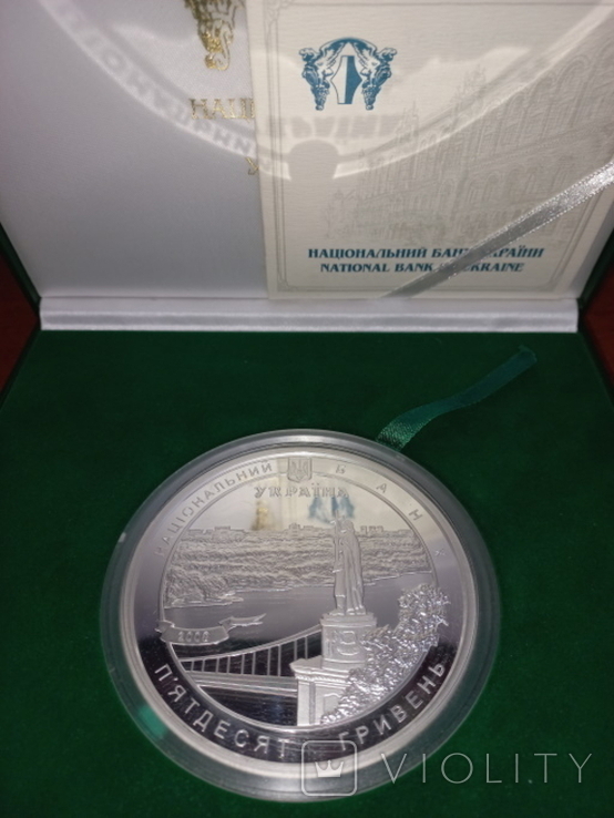 В Украине монету в 50 гривен продают за бешеные деньги: в чем ее особенность