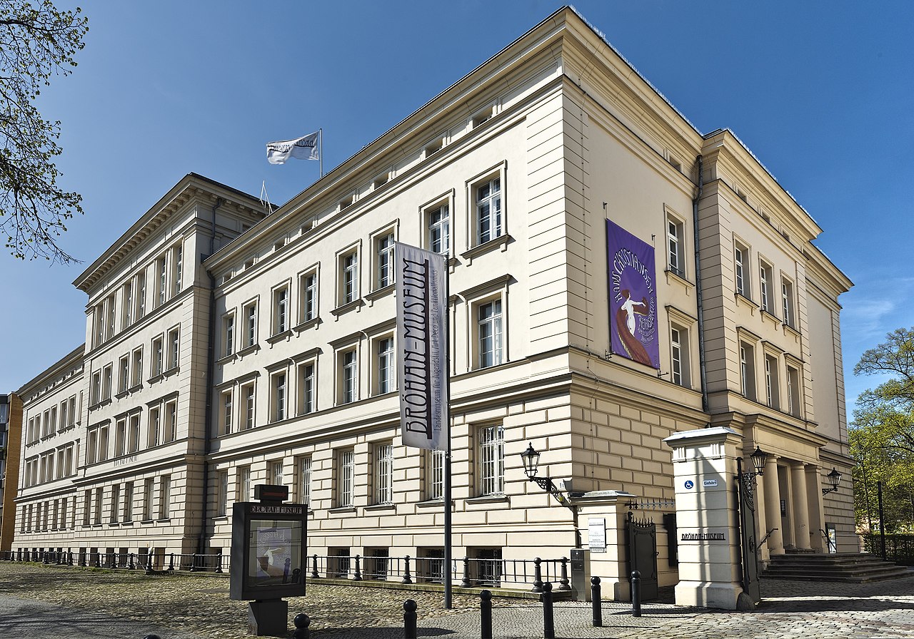 Десятки музеев Берлина проводят бесплатные экскурсии для украинцев: список