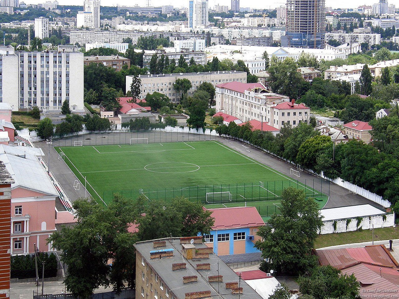 Легендарний стадіон у Києві постраждав через обстріли: фото до і після