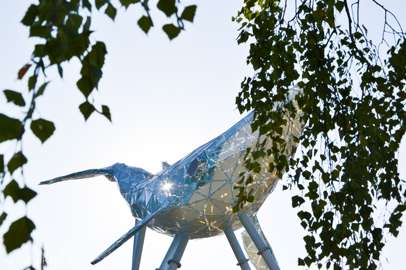 Стало известно, что символизирует огромная скульптура кита, которую установили в Киеве (фото)