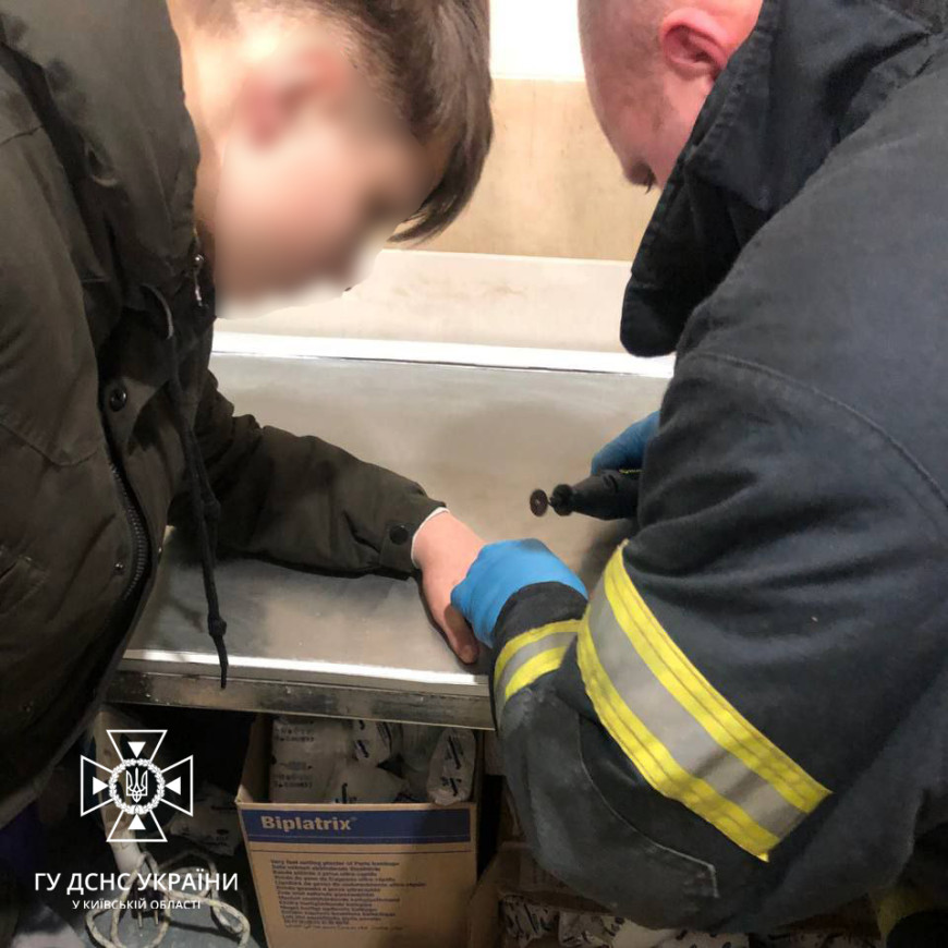 Під Києвом хлопець не міг зняти кільце від ліхтарика з пальця: відео порятунку