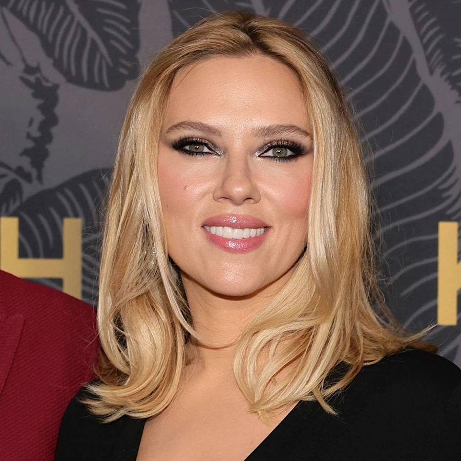 Скарлетт Йоганссон показала, як поєднати класичну чорну сукню з яскравим макіяжем