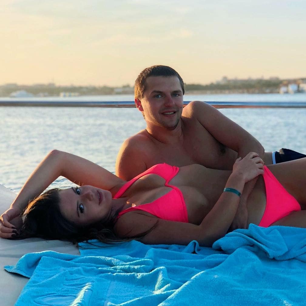 Футбольный комментатор в прямом эфире сделал предложение журналистке: видео