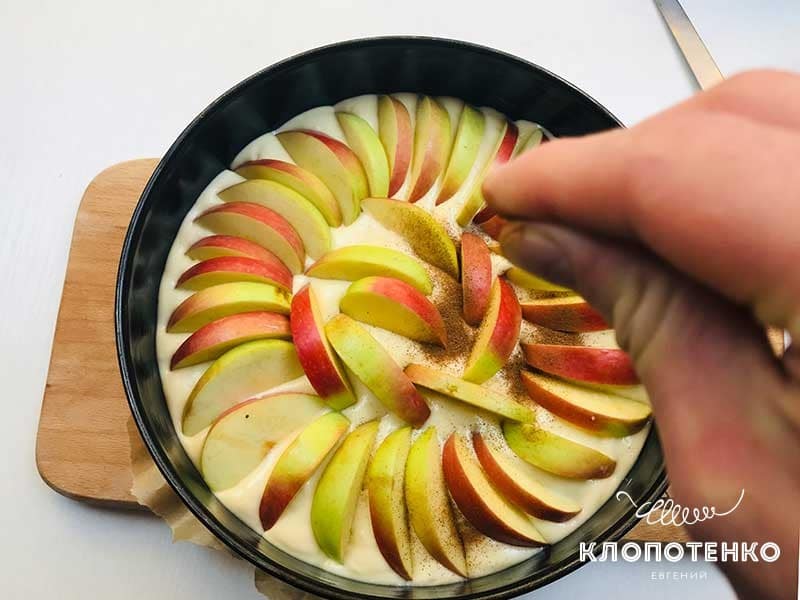 Найпростіший яблучний пиріг на кефірі від Євгена Клопотенка: швидко і дешево!