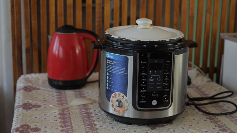 "Куди прийдуть росіяни, жити не залишуся". Як переселенці рятуються від війни у шелтерах