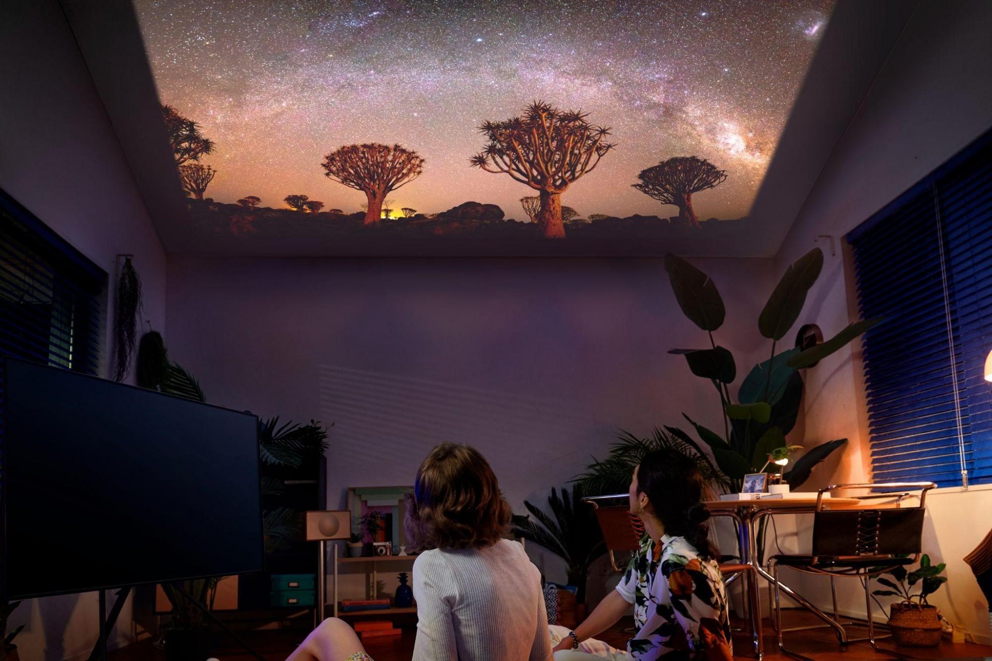 Samsung презентовал инновационный проектор The Freestyle и новые дизайнерские телевизоры