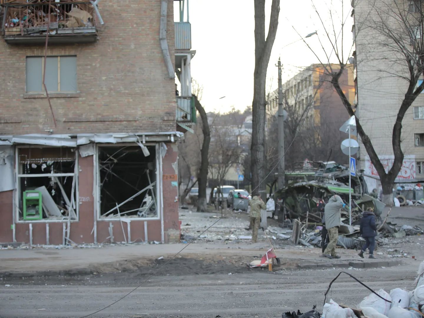 Мандрівник Дмитро Комаров тепер їздить по Києву, показуючи світу горе від російських ракет