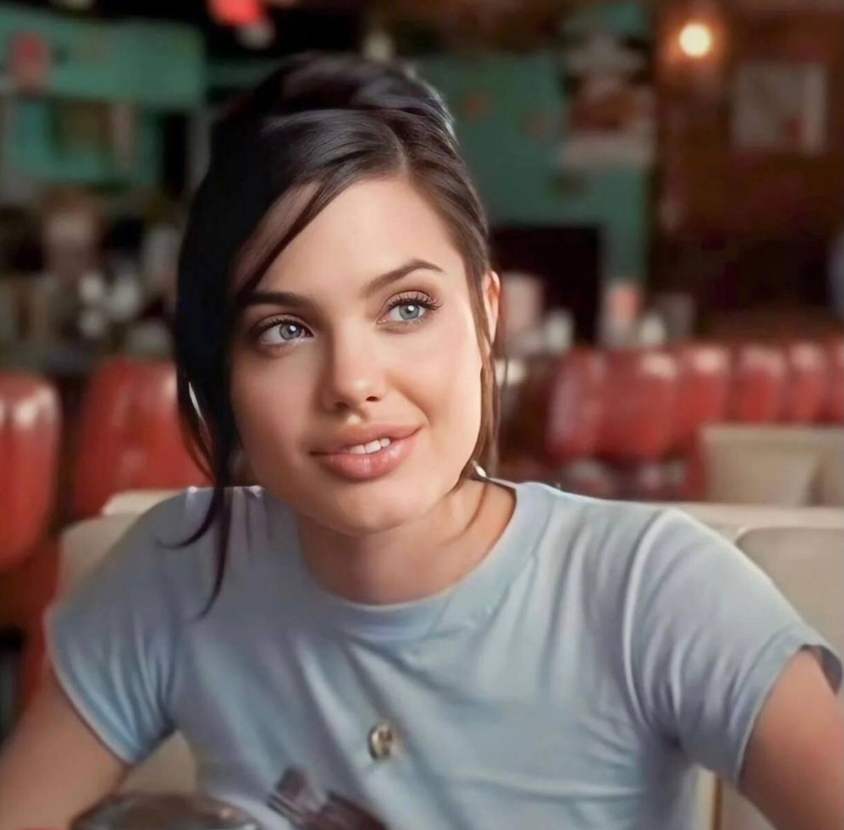 Штучний інтелект показав, як може виглядати еталон краси Анджеліна Джолі