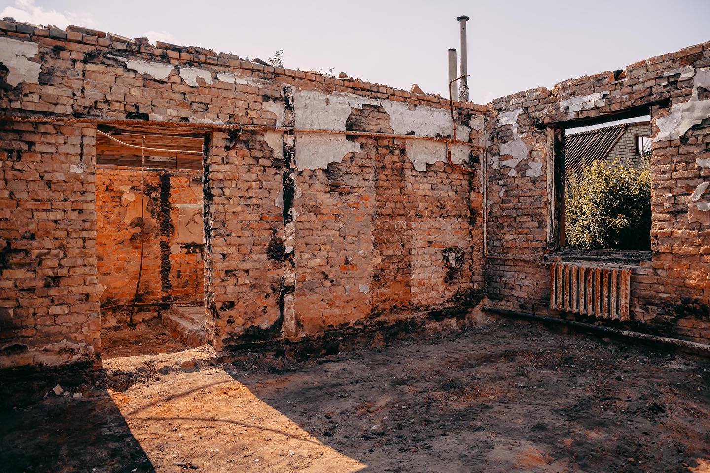 Путешественники ездят по Украине, разбирая заваленные дома: как живут и работают magic-люди