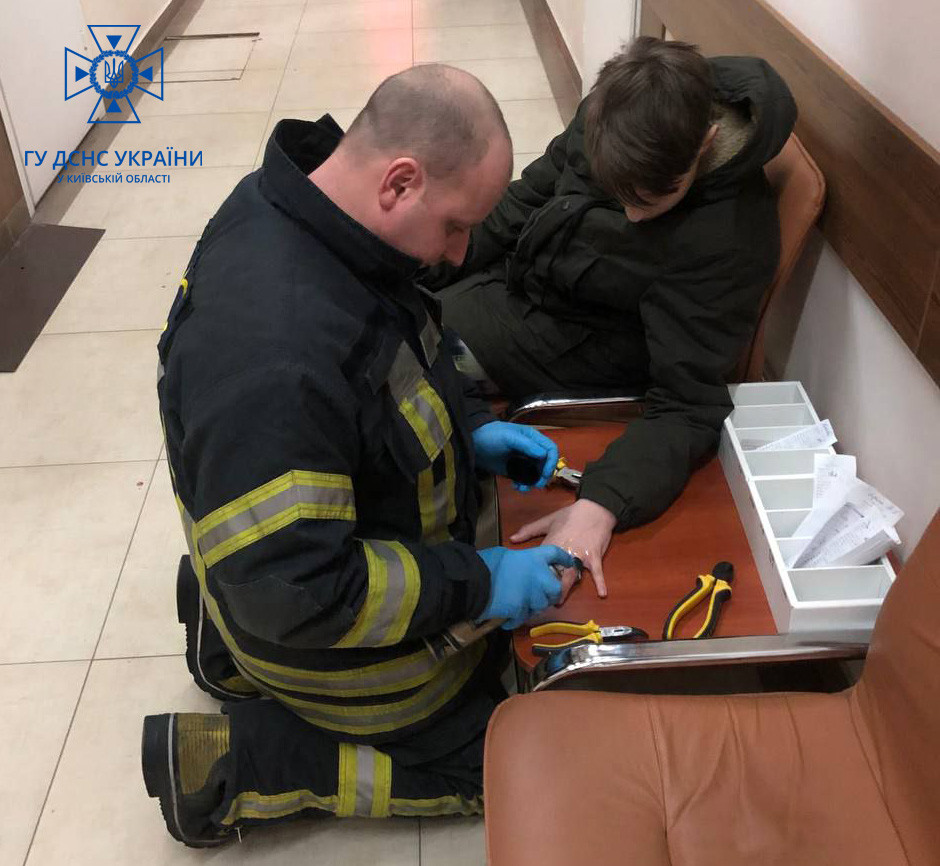 Під Києвом хлопець не міг зняти кільце від ліхтарика з пальця: відео порятунку