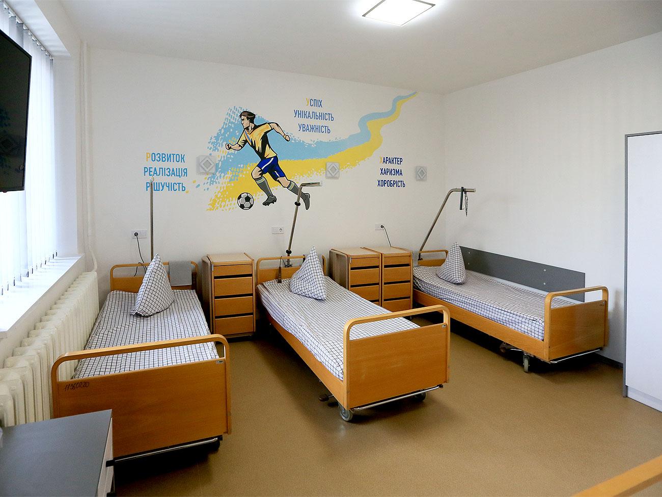 Козловський та Emily Resort передали до центру Unbroken 2 млн гривень на протезування