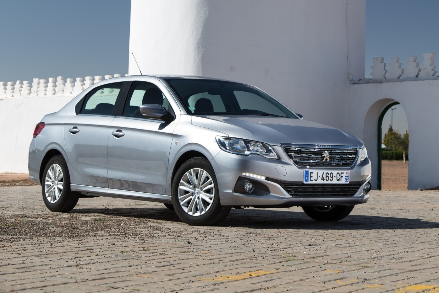 Как выбрать бюджетный седан с пробегом: Renault Logan против Peugeot 301